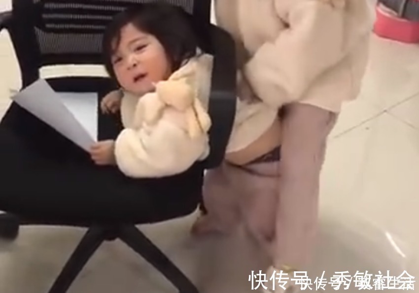 秩序期|萌娃“姿态妖娆”的卡在办公椅里移动火了,网友:这怕是个小憨憨
