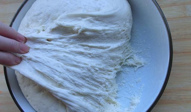 做包子时,切记不要只加酵母,上加这2样,包子白、软、香、甜