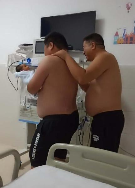 舅舅|宝妈生下萌娃,爸爸舅舅化身“熊大熊二”憨式抱娃,网友:太真实