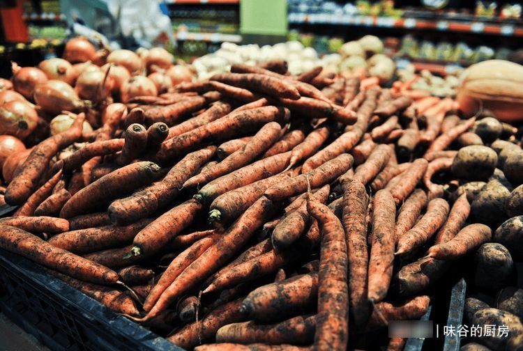 买胡萝卜，选干净的还是带泥的？老菜农：区别挺大，挑错了不好吃