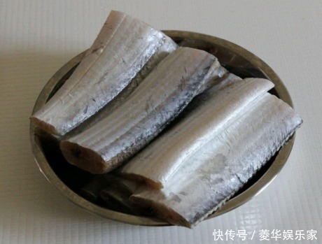 做法|干炸带鱼时,别再裹淀粉了,学会饭店大厨的方法,外酥里嫩不粘锅