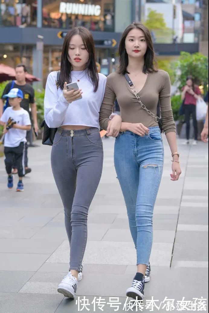 破洞牛仔裤 闺蜜出行牛仔裤穿搭,感受牛仔裤带来的简洁美,清新大方又时尚
