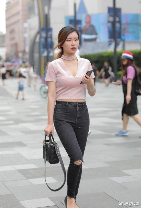 破洞牛仔裤搭配V领短袖，让你的造型充满休闲个性的气息