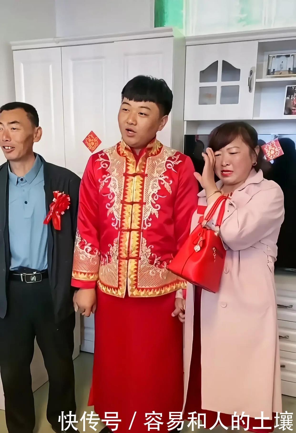 25岁新郎迎娶50岁的新娘,虽然新娘的年纪跟喜婆婆的年纪不相上下