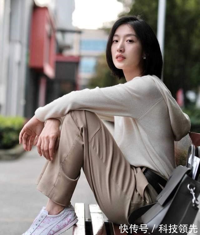 西裤 初秋,卫衣搭配直筒裤简约高级,还能提升气质感,美如初恋女友!