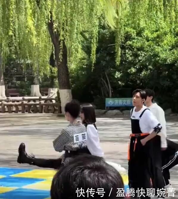 整个城市吃狗粮!“郑恺爱苗苗”出现大屏上,夫妻甜蜜羡煞旁人