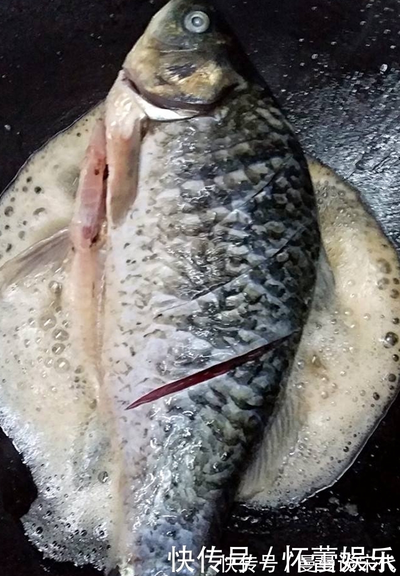 红烧鲫鱼时,掌握两个窍门,鲫鱼不破皮,而且没腥味