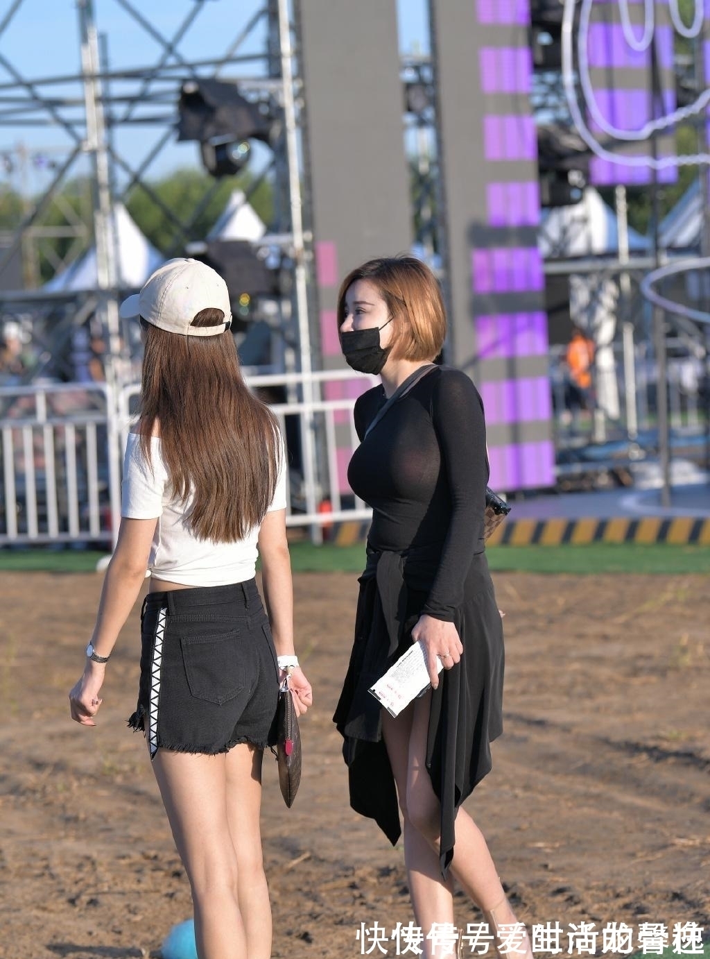 蹦迪 姐姐蹦迪穿“透明雨靴”,汗把脚丫给泡白,换我早扔了