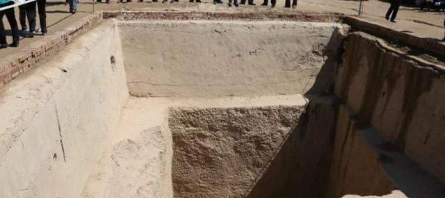 商周遗址|花尔楼遗址出土五件青铜器,其中一件青铜俎,为何悬着两个铃铛