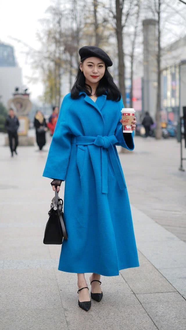 街拍：面带微笑气质大方的辣妈，黑色的牛仔裤搭配显瘦还优雅