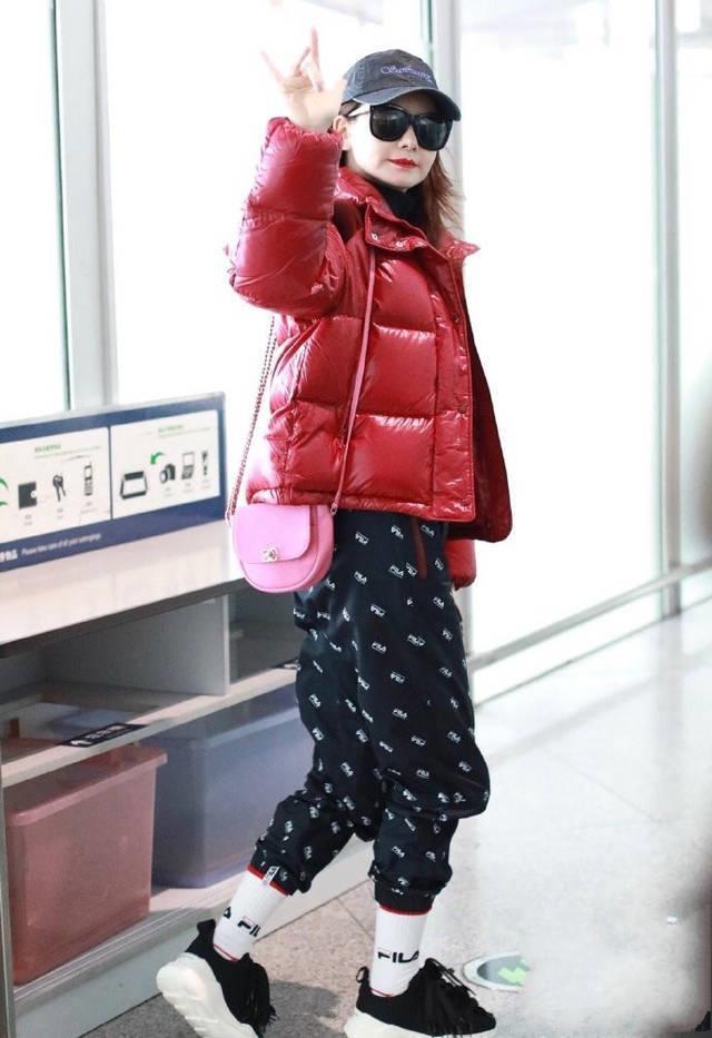 明星 穿羽绒服时尽量别配打底裤,瞧瞧明星这样来穿,时髦保暖上档次