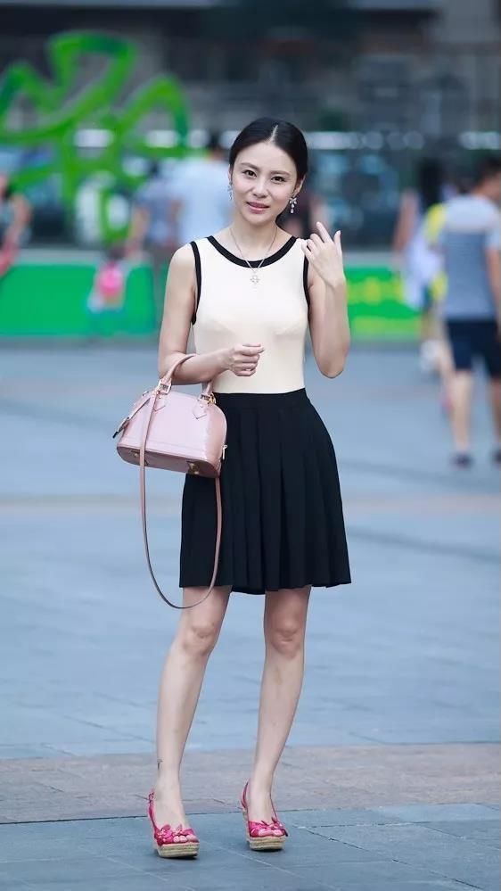 装扮 美女黑色系的装扮显瘦显气质,能为你带来不一样的酷感