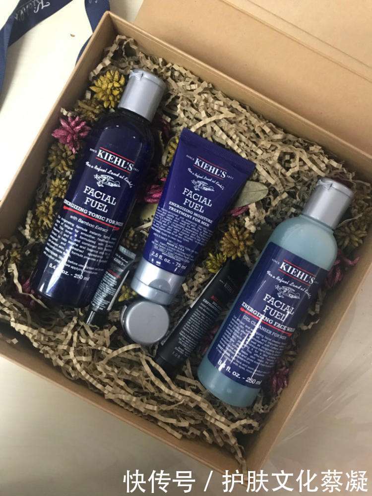 男生的皮肤吸收能力相对于女生来说较弱，容易出油，毛孔比较粗大