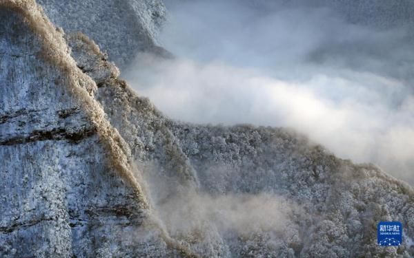 雪中仙境|龙头山雪中仙境，天地一色吸引游客赏玩