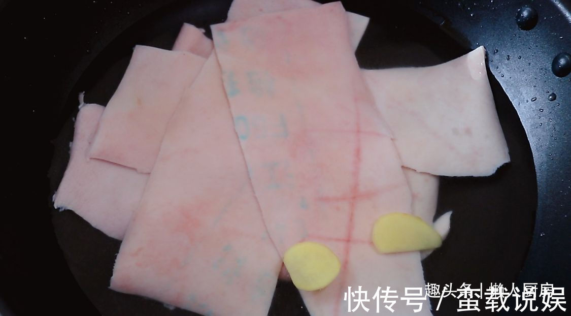 收入|掌握好这些技巧,炸出来的猪皮蓬松,有人凭借着炸猪皮年收入百万