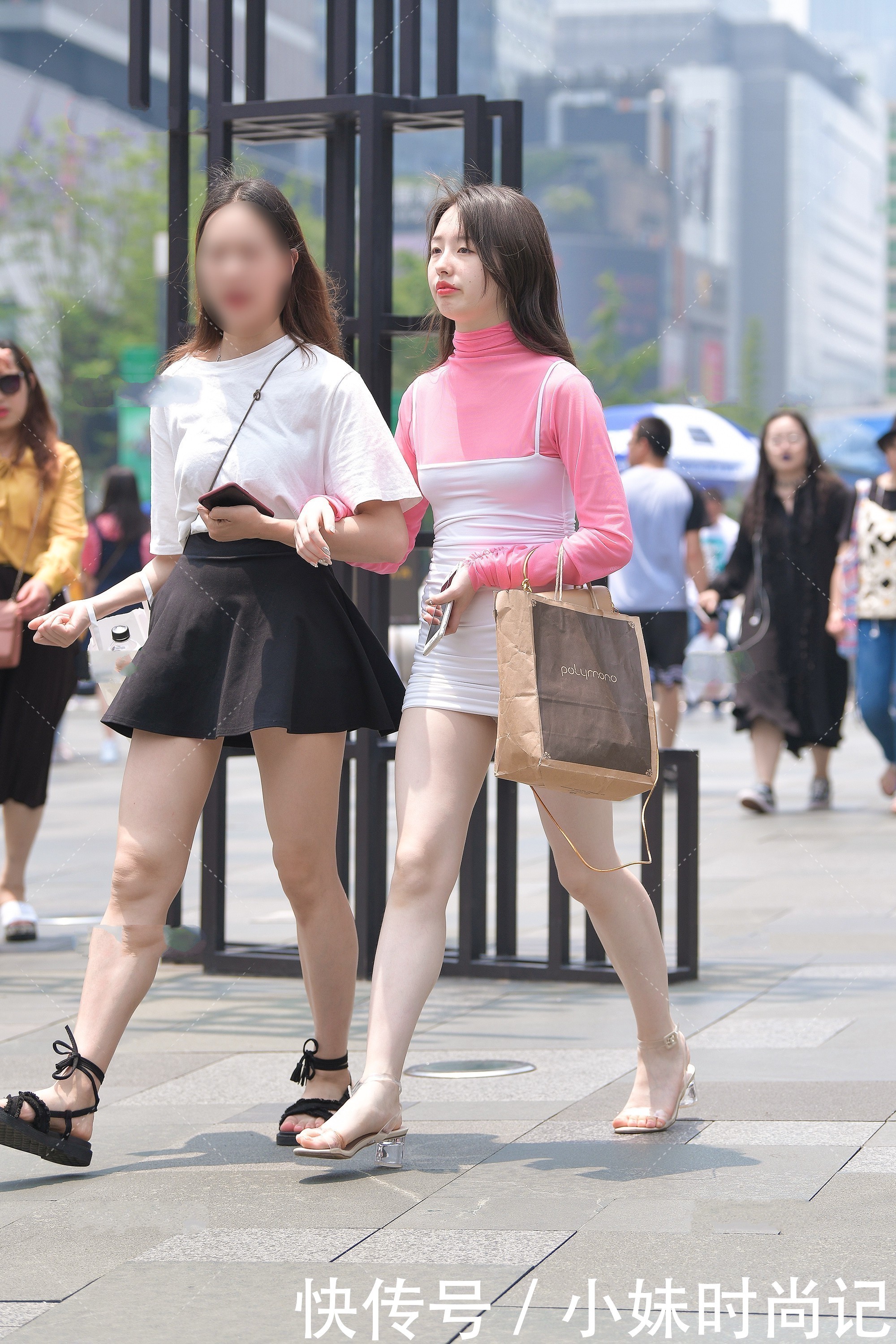 搭配|街拍:高领纯色打底衫可以里面穿, 也可以搭配长款背心, 成为一件裙子