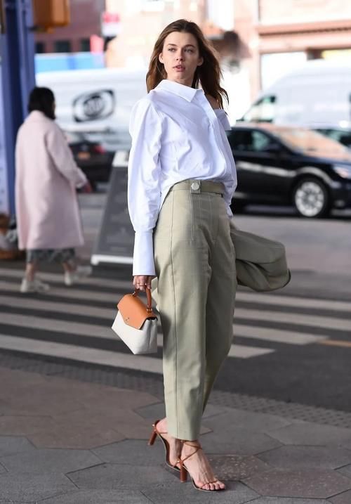 女人就要活得漂亮！多穿“大衣＋烟管裤”，把日子过成生活