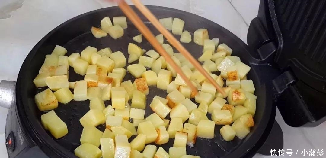土豆又出新吃法，教你简单一做，比干锅土豆做法简单，比薯条好吃
