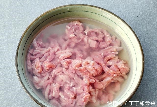 人说|京酱肉丝最家常好吃的做法,用料普通,做法简单,口感嫩滑