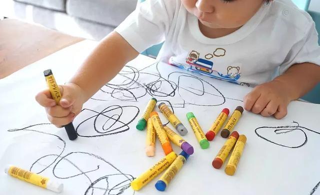 好奇心|地铁上,3岁宝宝盯着一个人看了20分钟,妈妈转头一看笑喷了