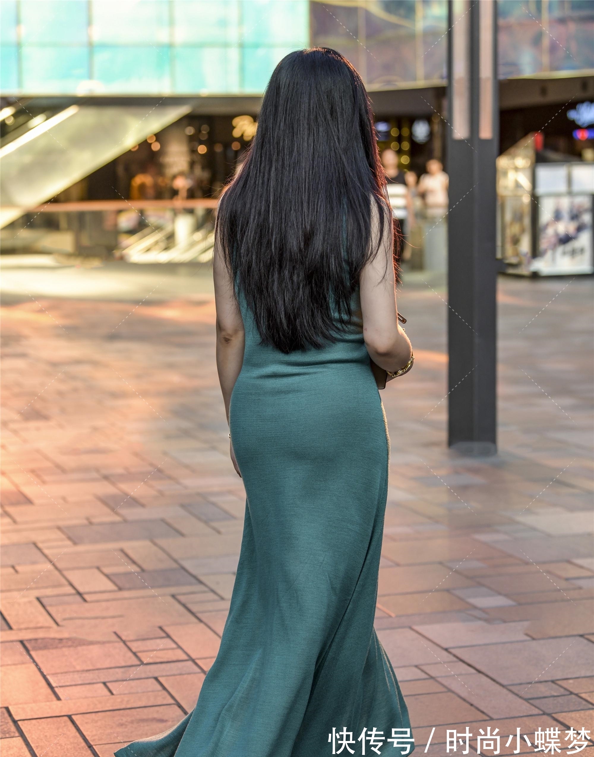 连衣裙|今夏潮流的墨绿色连衣裙,时尚女郎手把手教你如何穿搭的“时髦”