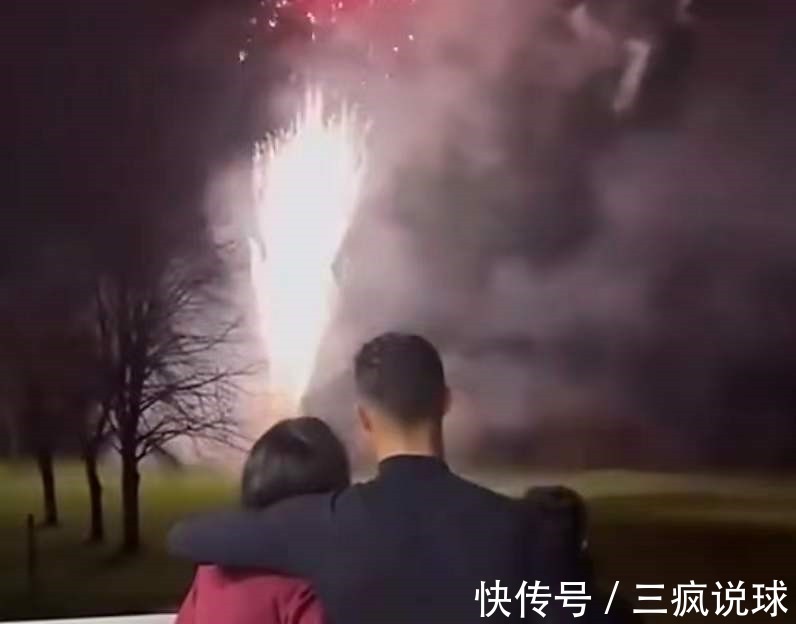 c罗|浪漫!C罗跨年夜豪宅举办盛大晚宴,将女友拥入怀中观赏漫天烟花