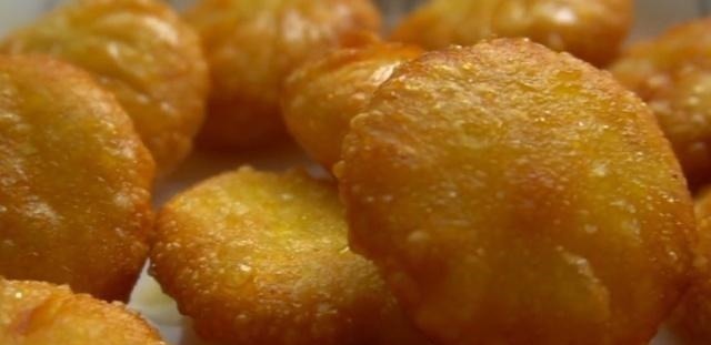炸糖糕时，开水烫面大错特错，教你这个做法，个个空心不破皮