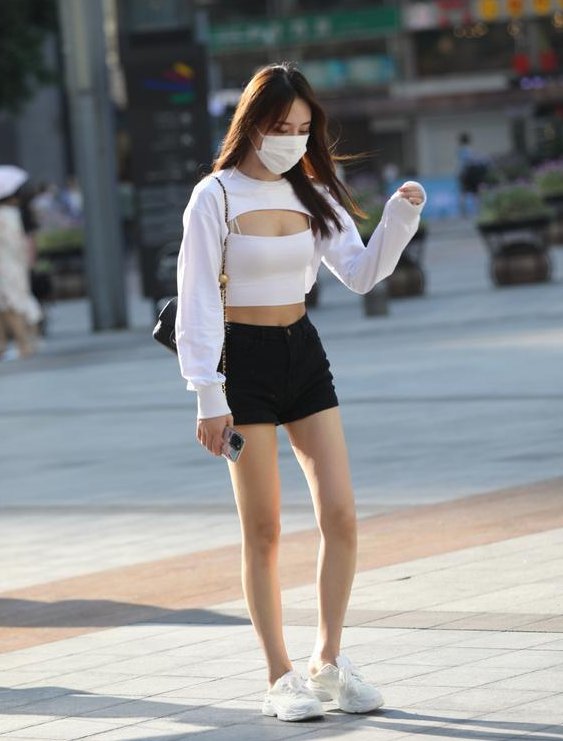 小姐姐朴素的黑白搭配，没有太多的装饰，少女感十足