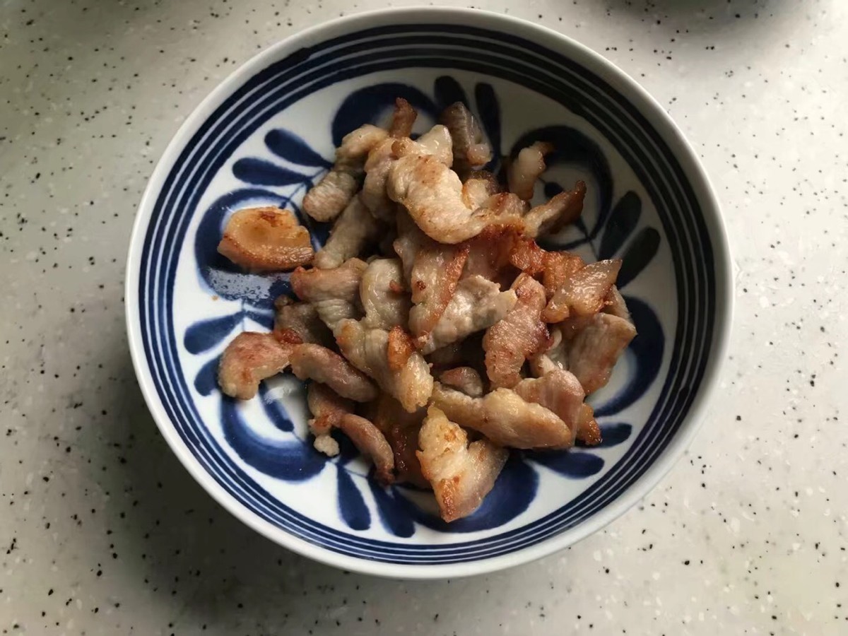 东北人都爱吃的一道菜，白菜腐皮炖五花肉，鲜美下饭真好吃