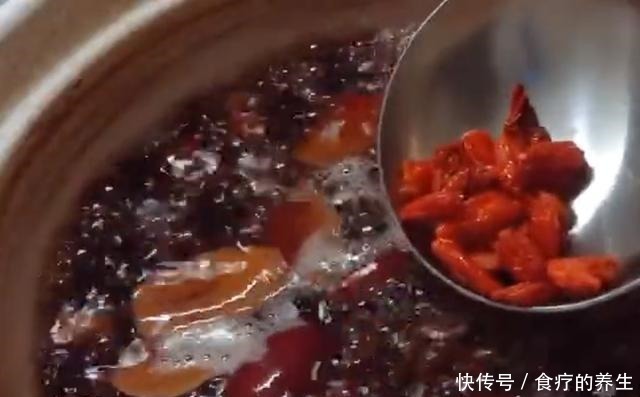 女人要爱惜自己，常喝这五红汤，一周喝两次，补气养血，美容养颜