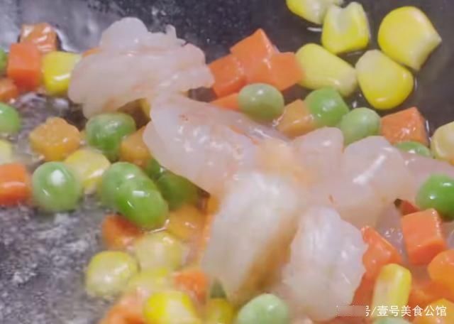 简单好吃的咖喱菠萝炒饭，鲜甜微辣，营养解馋，家人都爱吃