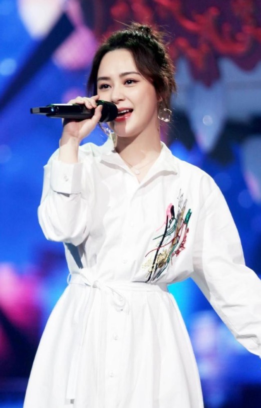 钟欣潼|阿娇又美回颜值巅峰,一袭白色衬衫连衣裙清新减龄,知性利落