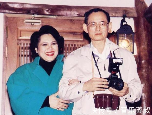 丈夫#诗丽吉“刮宫”治疗后,对普密蓬献花跪下认错,小小举动大有深意