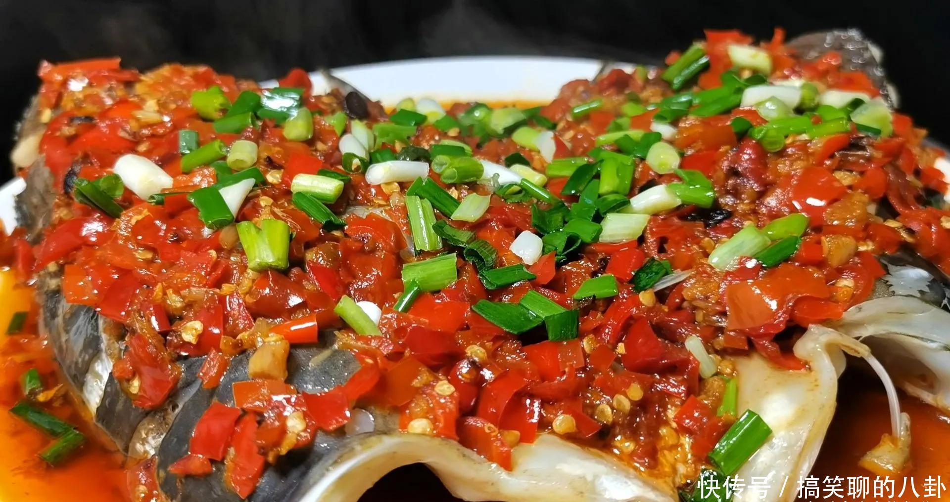 做剁椒鱼头,直接上锅蒸就错了,先做一腌一炒,鱼头鲜香还入味