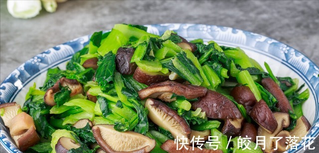青菜不能直接下锅炒，牢记2个小窍门，出锅青菜翠绿还不出水！