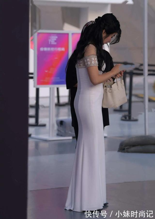 微胖|一袭白色长裙,配一双尖头高跟鞋,这样穿才更有女人味!