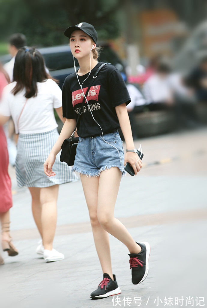 重庆|重庆街拍,几款简约又不失时髦感的舒适穿搭,打造完美的你
