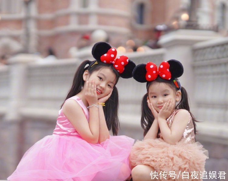 9岁的阿拉蕾晒近照，与妹妹同框合影好可爱，姐妹俩像共用一张脸