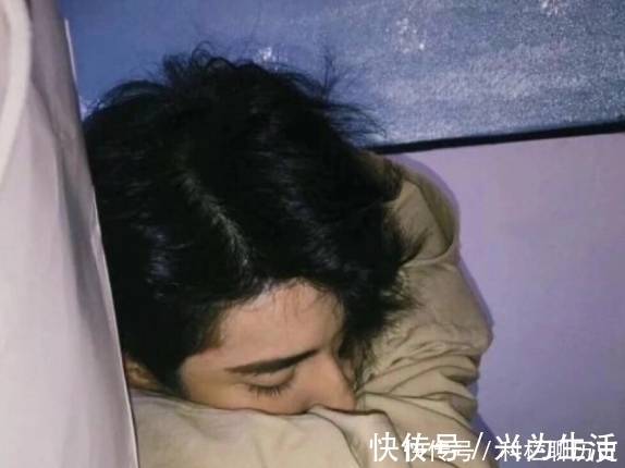 发型 最令男生“恶心”的3大发型,女生别以为很有魅力了,异性缘都躲着你