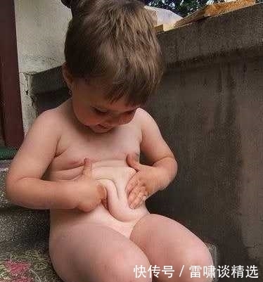 熊爸爸的脚真是臭到一定地步了啊,从宝宝的表情就能看出来