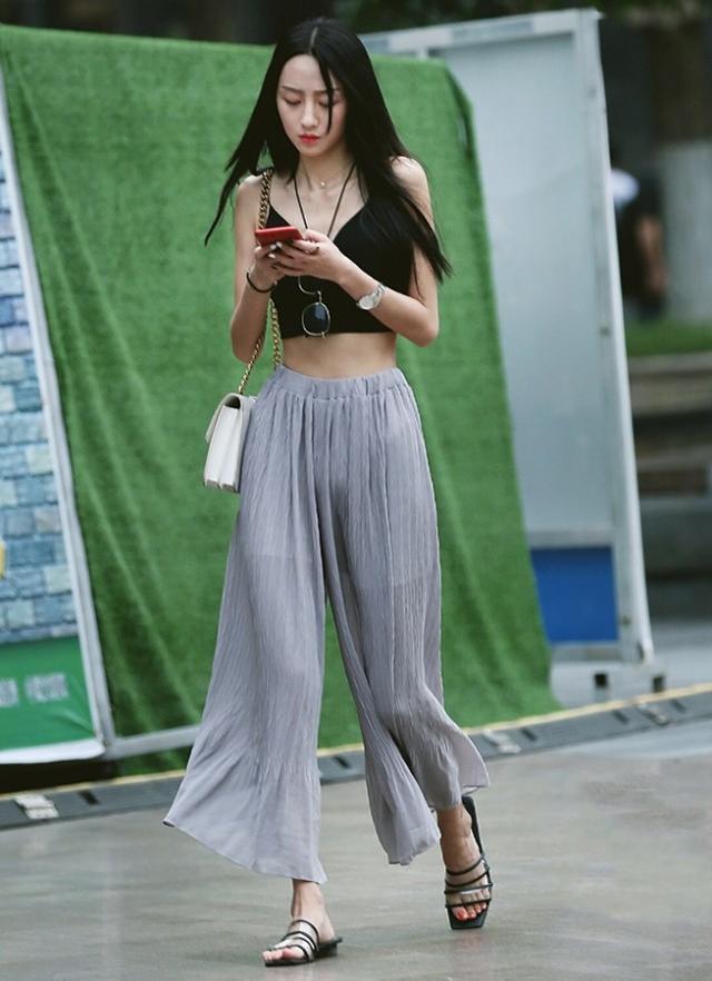 街拍小姐姐一身清新的蓝色连衣裙,绽放出简约大方曼妙身姿