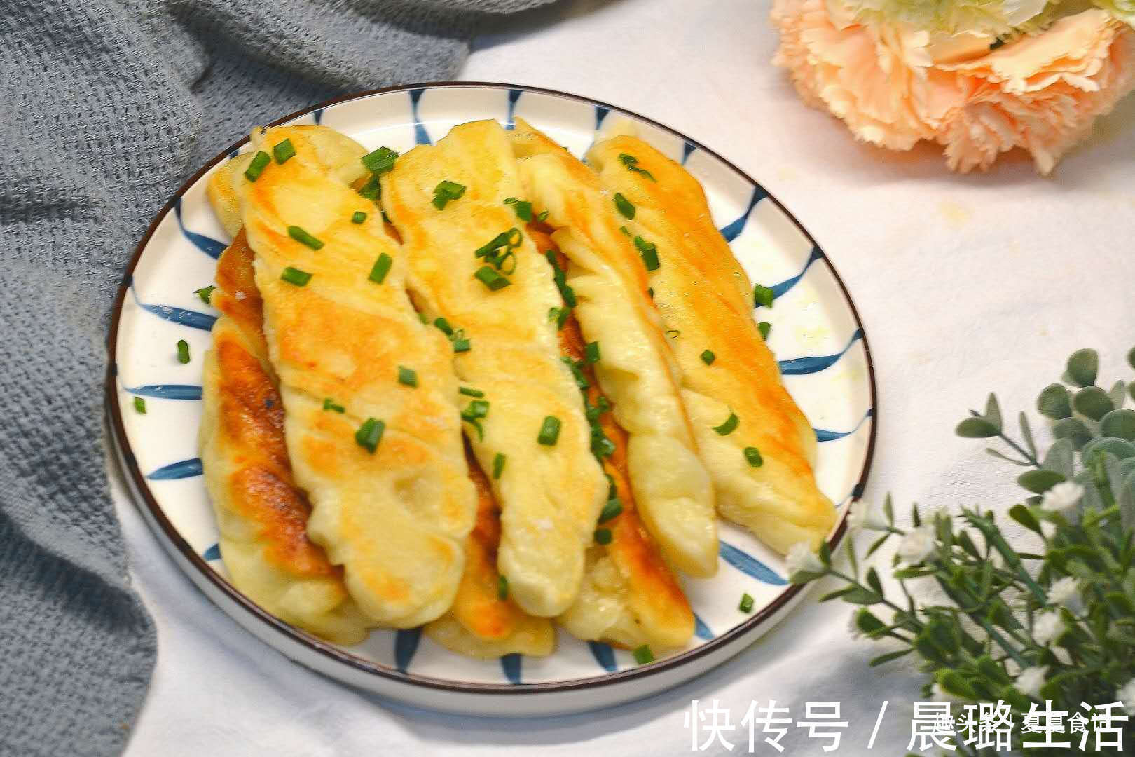 自从学会这早餐,儿子就迷上了它,卷一卷煎一煎,蓬松酥脆香喷喷