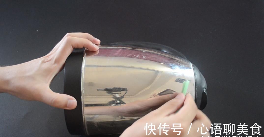 用蜡烛在电水壶上擦一擦太实用了, 解决了很多人的烦恼, 赶紧试试