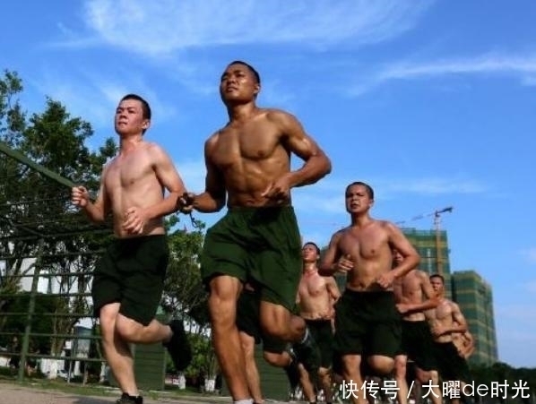 肌肉男|负重50斤跑5公里的军人与健身肌肉男 两者身体素质差距有多大