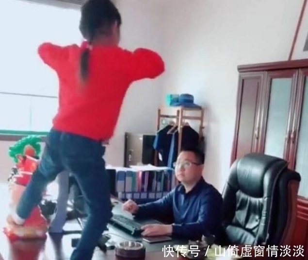 办公桌|总裁奶爸带女儿去上班,女儿在办公桌上跳舞,奶爸却这样做!