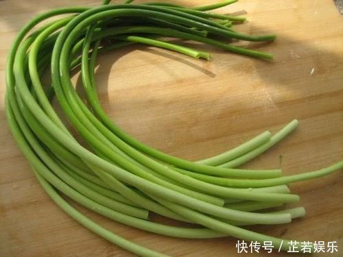 蒜薹加它称“泻药菜”，隔天炒一盘，净化血管，嘴巴不臭了，体重2位数