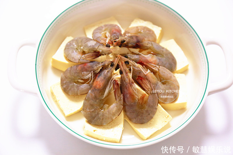 上桌|夏天多做蒸菜,不用闻油烟,几步上桌,又嫩又鲜,豆腐比虾还好吃
