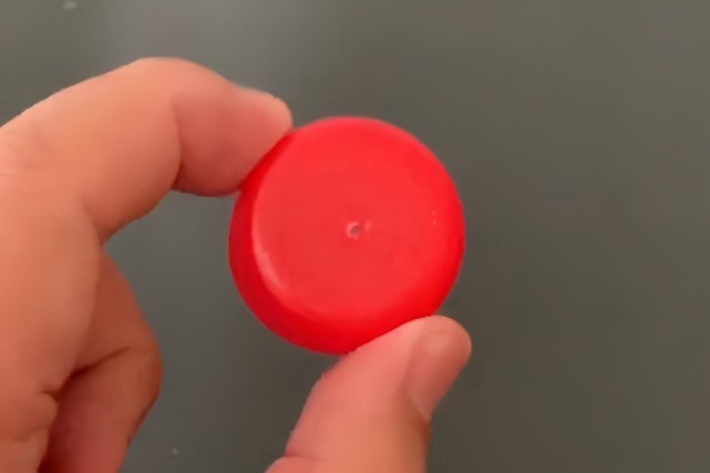 铁丝|塑料瓶盖上穿1根铁丝，解决了困扰大家的难题，做10个都不够用