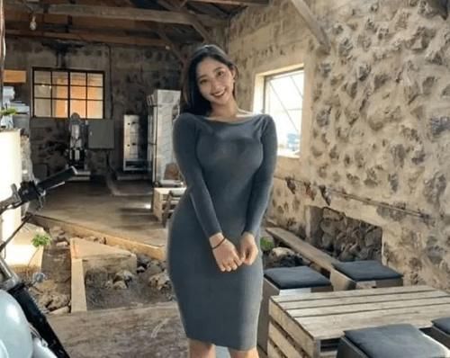 曼妙|胸围很大的连衣裙美女,曼妙身姿一览无遗,时尚却不乏稳重