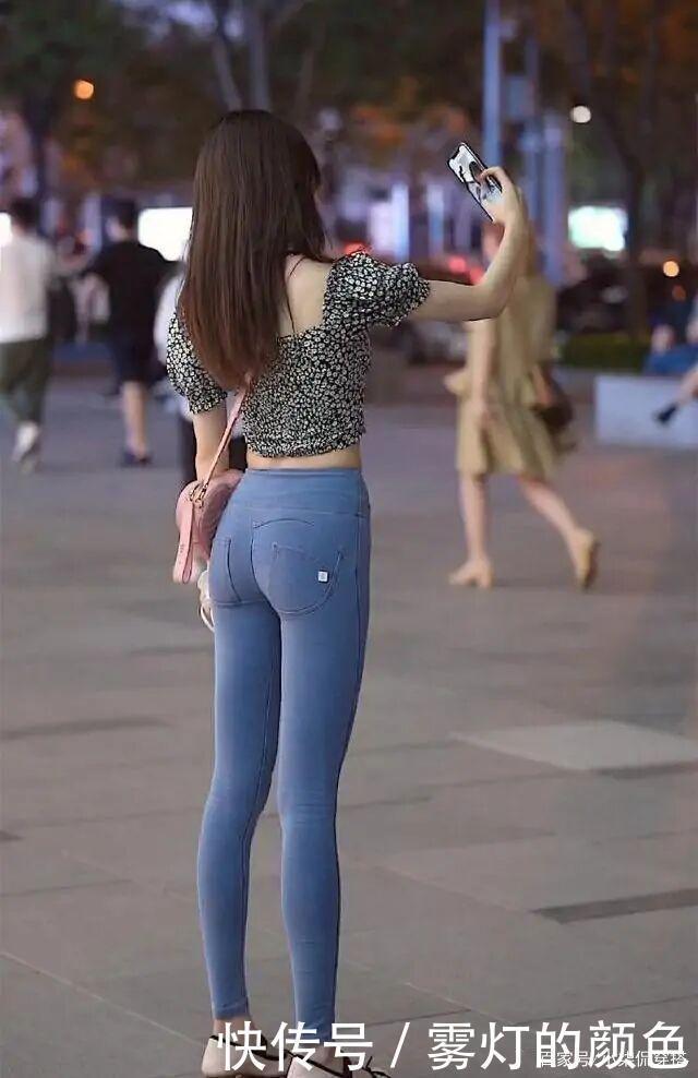 年轻女孩属实会“玩”,牛仔裤穿出“无痕”的感觉,路人看懵了!